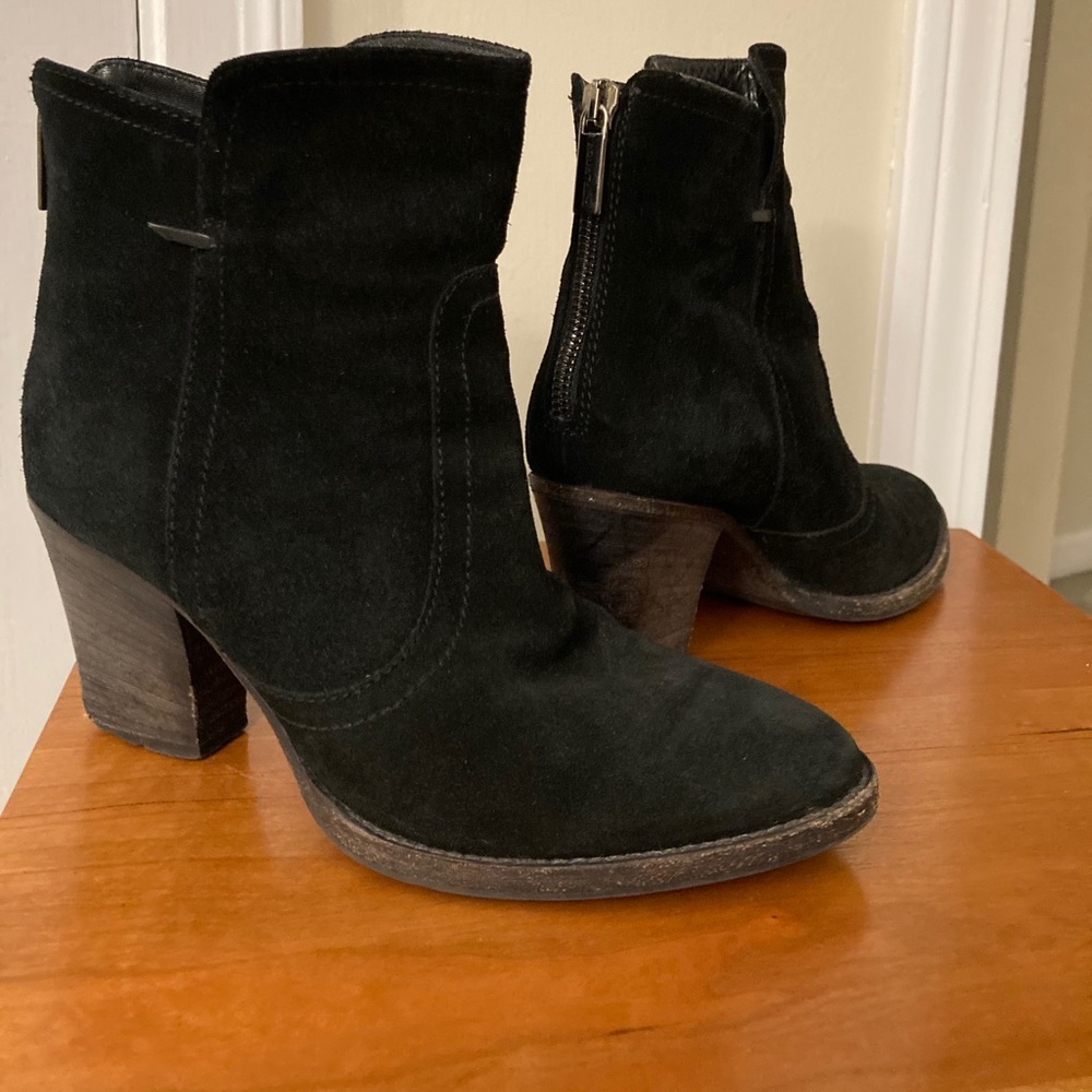 Aquatalia suede booties 6.5 heels cute